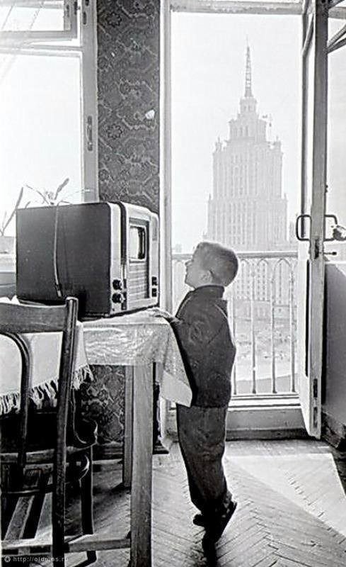 Маленький москвич смотрит телевизор… 1950-е