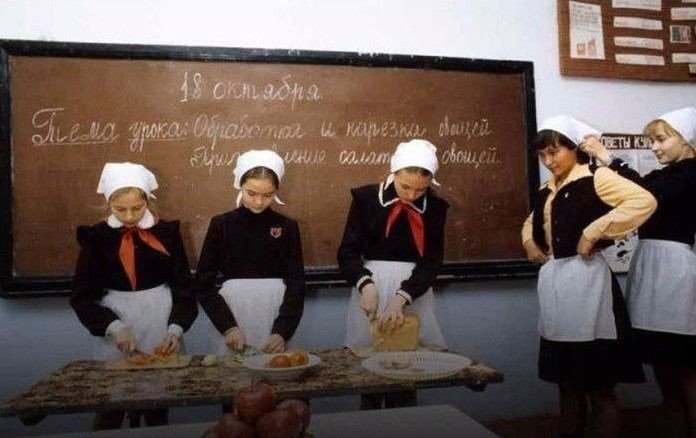 Урок домоводства в школе. Москва, 1984 год