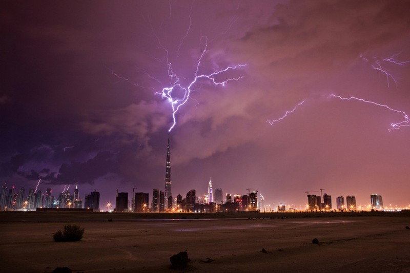 Молния бьет в небоскреб Бурдж Халива в Дубаи