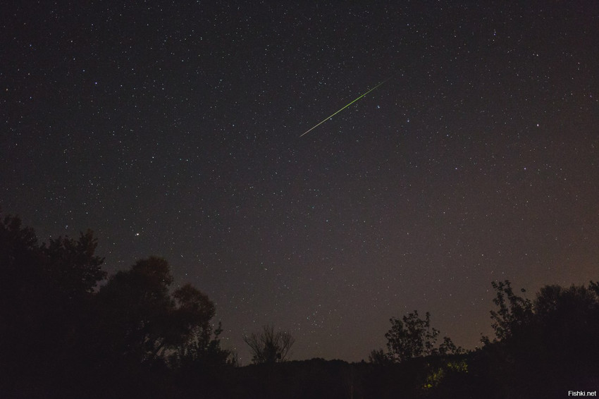 Метеор из потока Персеид на фоне ручки Большого Ковша
