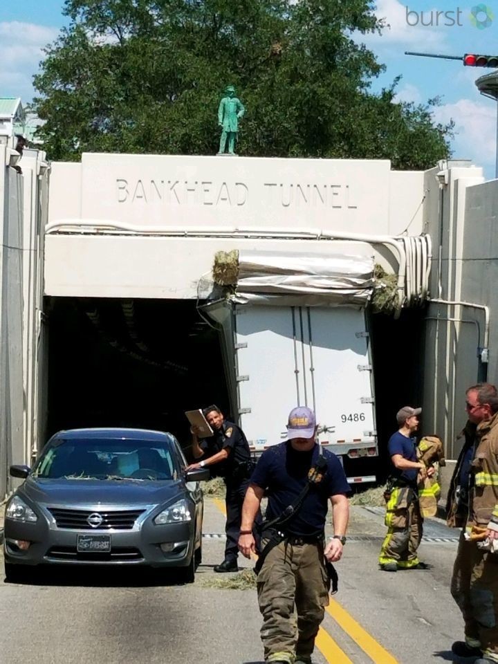В Алабаме тягач с сеном застрял в туннеле