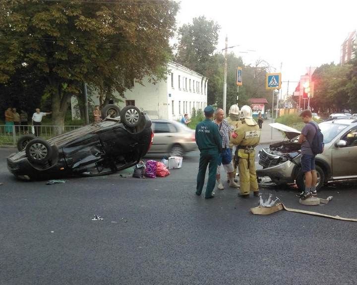 В результате ДТП пострадали женщина-пассажир автомобиля Рено и две женщины-пассажиры автомобиля Лада.