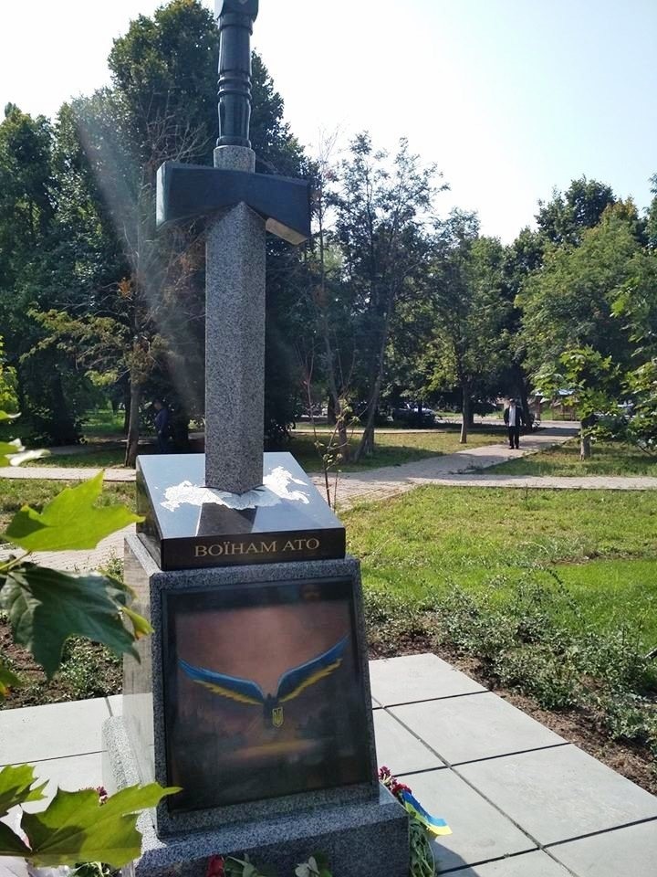 В Киеве открыли памятник карателям в виде вонзенного в карту России меча