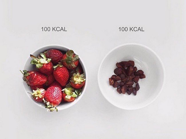 Более того — как правило, ты можешь спокойно съесть намного больше свежих фруктов и ягод, нежели их высушенных видов. На фото — клубника, свежая и сушеная. Оцени размер порций
