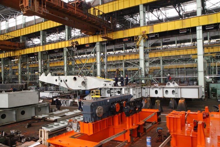 Уралмаш построил крупнейший в России экскаватор весом 1200 тонн
