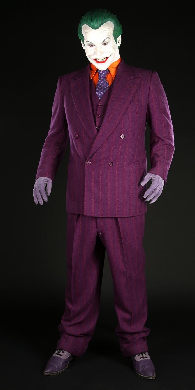 Целиком продаётся и костюм Джокера в исполнении Джека Николсона из классического «Бэтмена» Тима Бёртона. Его оценивают в 20—30 тысяч фунтов (1,5—2,3 миллиона рублей).