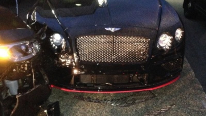 Водитель арестован, после того как протаранил Bentley и Rolls-Royce