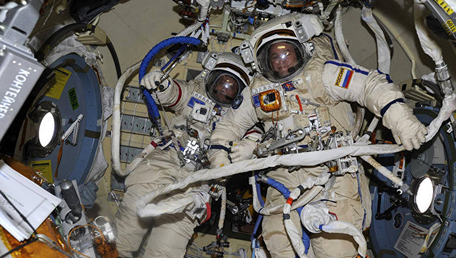 Российские космонавты запустили два наноспутника "Танюша"