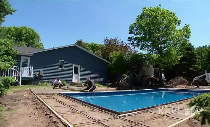 94-летний овдовевший судья построил бассейн для соседских детей, чтобы не чувствовать одиночества