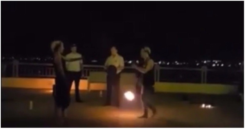 Артистка уличного фаер-шоу несколько раз плюнула огнём в лицо полицейскому