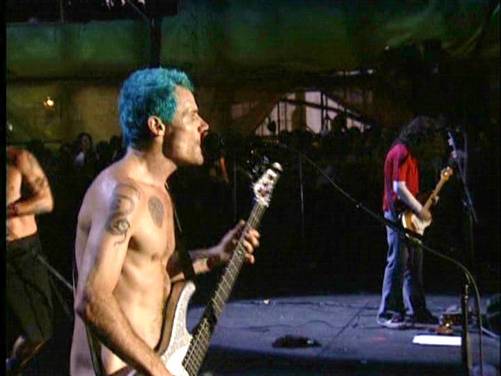 Последний день назвали "праздником тестостерона". После выступлений Limp Bizkit, Rage Against the Machine, Metallica, зажгли Red Hot Chili Peppers с голым басистом
