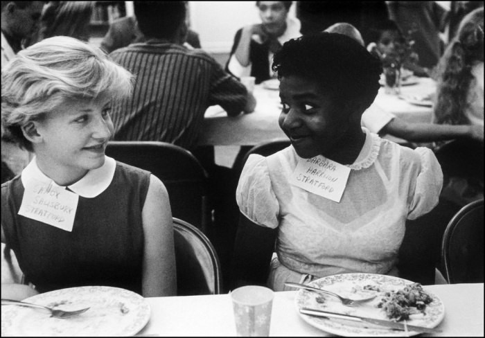 Вечеринка для белых и чёрных детей, Вирджиния, США, 1958 год. В 1958 году была законодательно отменена расовая сегрегация в школах США.