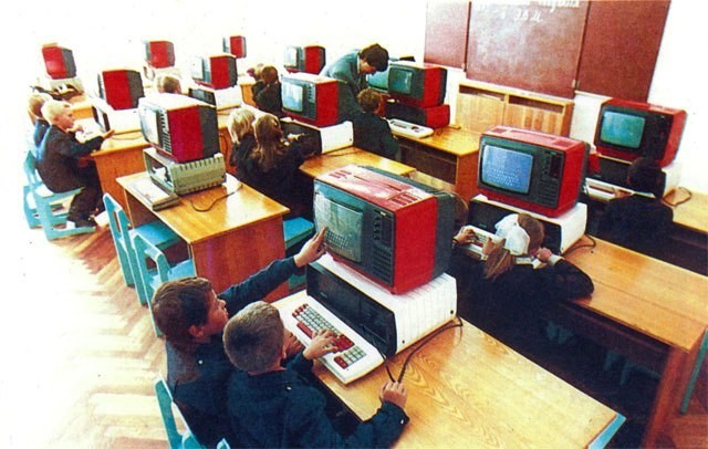 Урок информатики в советской школе, СССР, 1980–е.