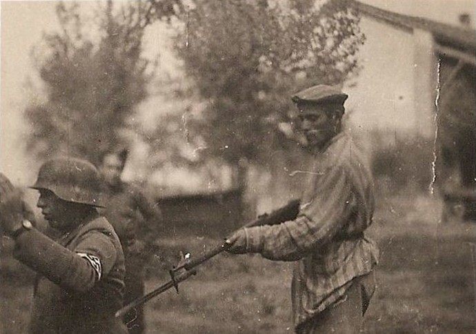 Бывший узник концлагеря держит под прицелом нацистского солдата. 