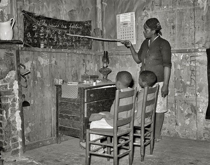 Домашнее обучение в доме испольщика, 1939 год, Трансильвания, США.
