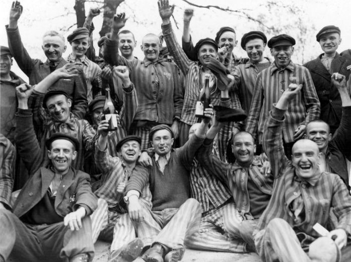 Освобожденные заключенные опустошили склады администрации лагеря и отпраздновали освобождение хорошим вином, Дахау, апрель 1945 года.  