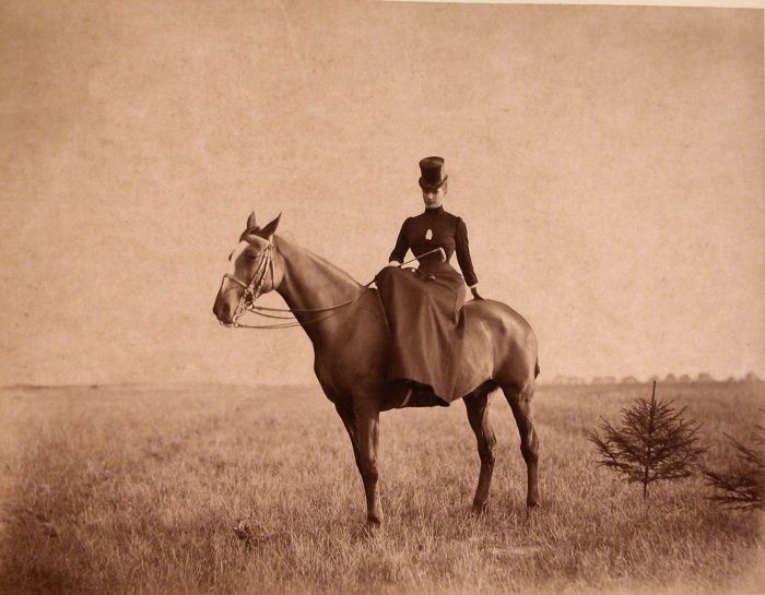 Императрица Мария Федоровна во время поездки в охотничьи угодья, 1890 год, Российская империя.