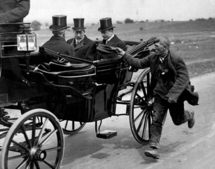 Безработный ветеран Первой мировой бежит рядом с каретой короля Георга V, 1920 год, Англия 