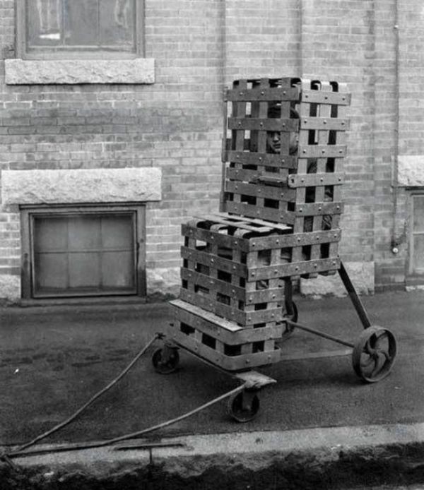 Стул для бродяги (Tramp chair), 1900–е годы, США «Стул для бродяги» – устройство для полной изоляции одного человека, используемое американской полицией, как легкая форма пытки и публичного унижения.  