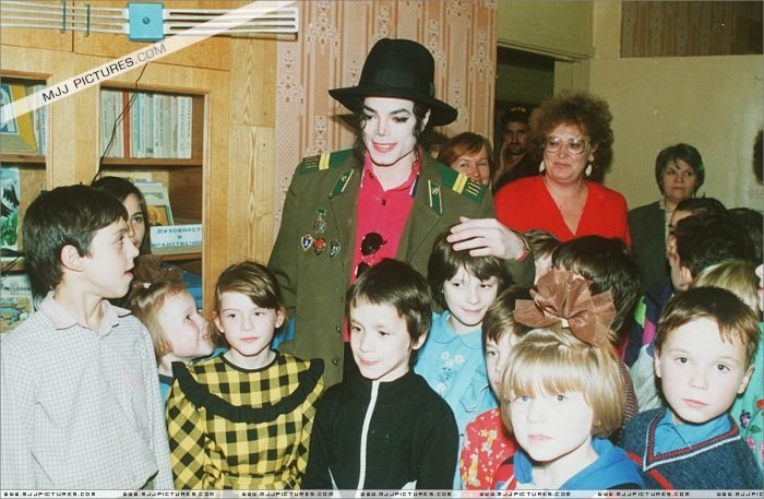 Майкл Джексон в детском доме, Москва, 1993 год.