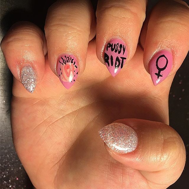 Феминизм на кончиках пальцев: новый маникюрный тренд Vagina nails