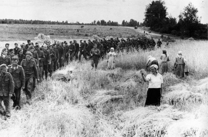 7. Женщина грозит кулаком пленным нацистам, 1944 год