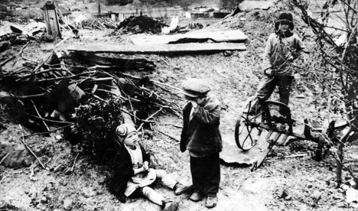 4. Немцы разрушили дом и забрали в плен родителей этих детей, 1942 год