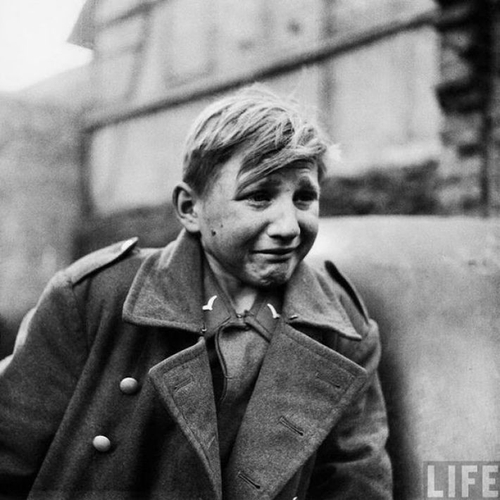 8. Юный солдат Вермахта плачет, узнав о захвате своей родины союзниками