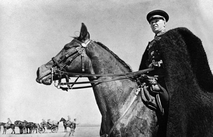 6.  Командир казаков наблюдает за своими войсками. Украина, 1942 год
