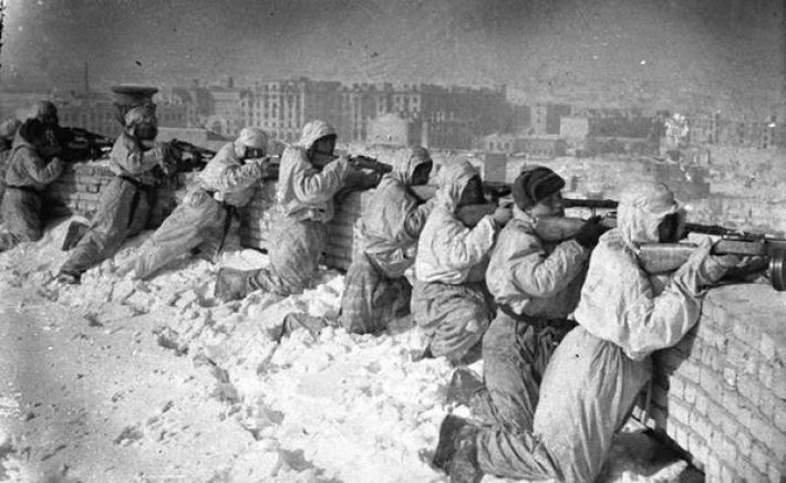 15. Советские автоматчики на одной из крыш Сталинграда, зима 1943 года