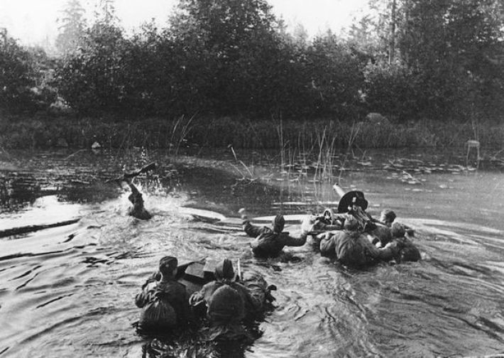 13. Советские солдаты форсируют реку вдоль линии фронта, январь 1945-го