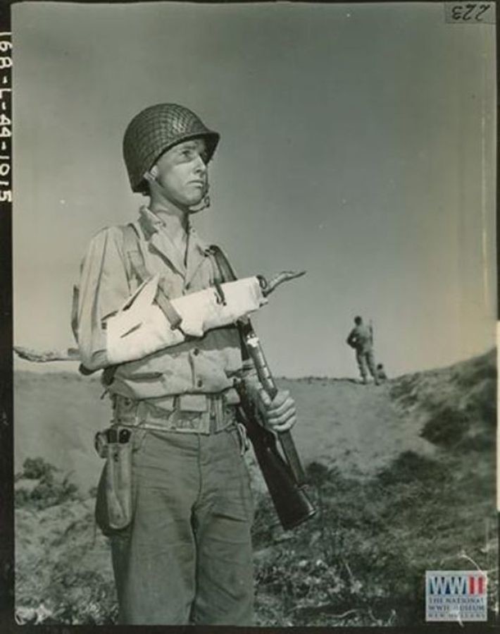 14. Капрал армии США демонстрирует принцип наложения шины. Калифорния, 27 марта 1944