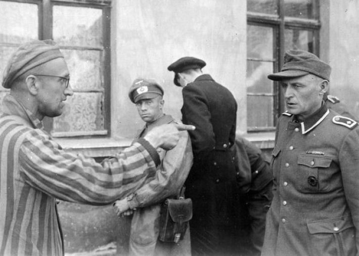 19. Бывший военнопленный указывает на охранника-садиста в Бухенвальде, апрель 1945-го