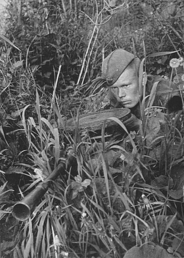 Красноармеец-разведчик с ручным пулеметом ДП-27 в засаде.