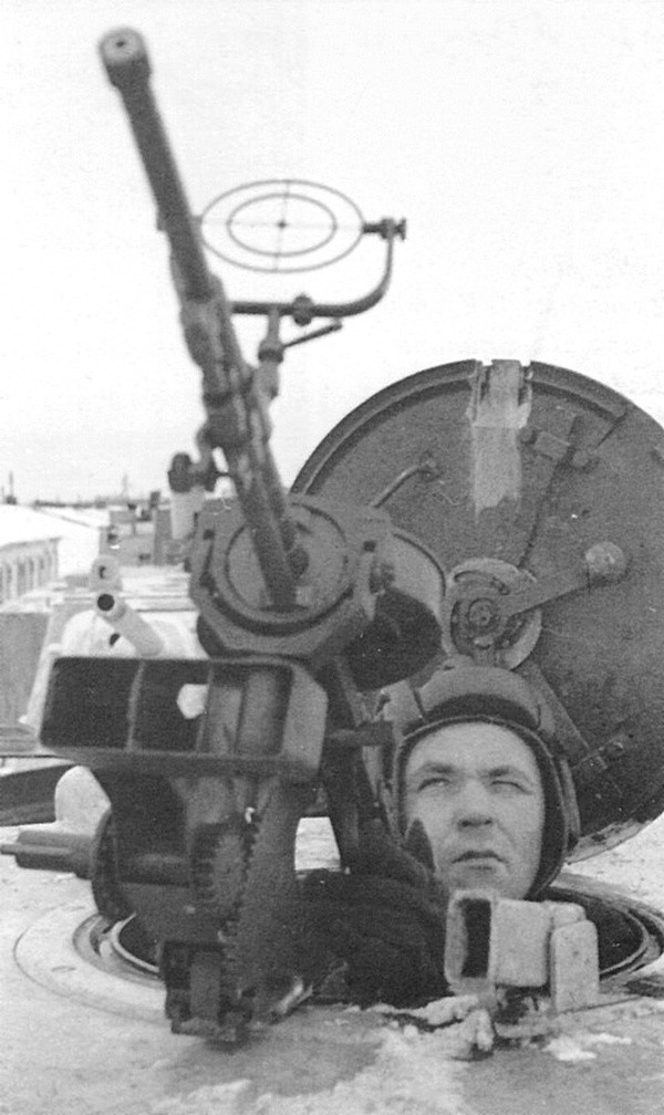 Краснофлотец Н. Сазонов у пулемета ДТ-29 бронепоезда №30 Ленинградского фронта.