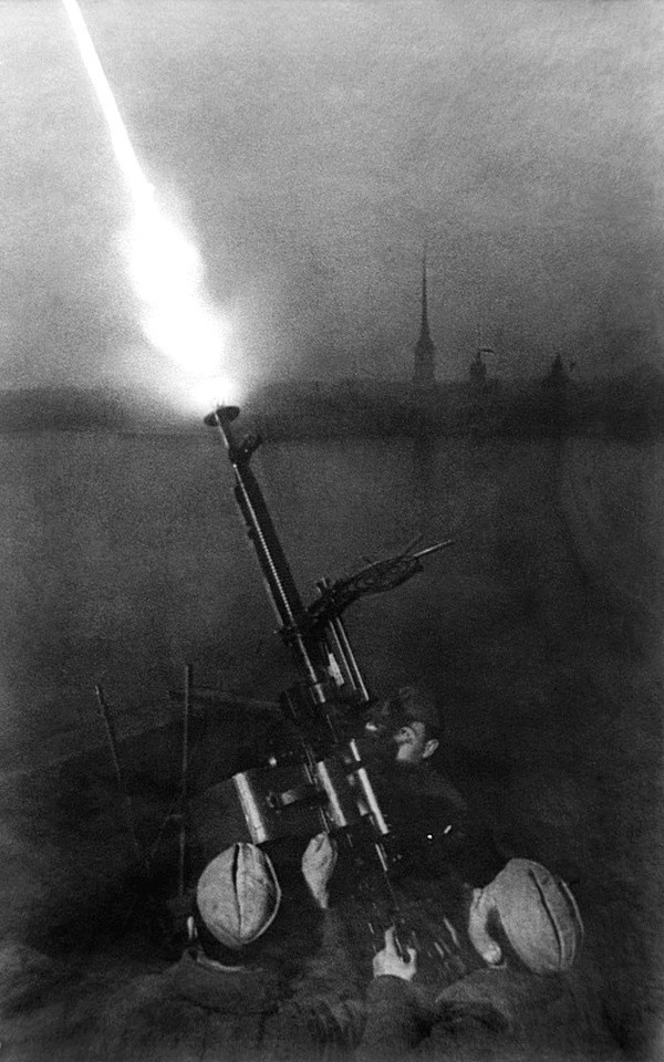 Расчет 12,7-мм зенитного пулемета ДШК сержанта Федора Коноплева ведет огонь по немецким самолетам в Ленинграде.