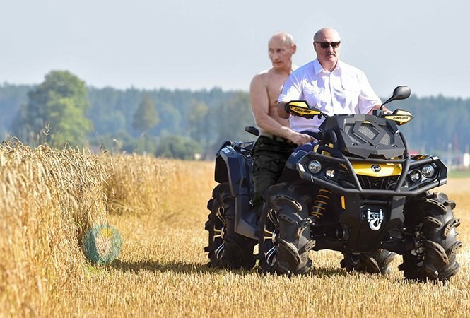 Любители фотожаб еще не отошли от последней рыбалки Путина (пост по ссылке) 