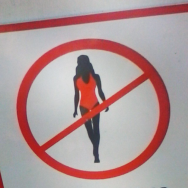 Вот правильно, что не купила красный купальник, запрещено в нем ходить