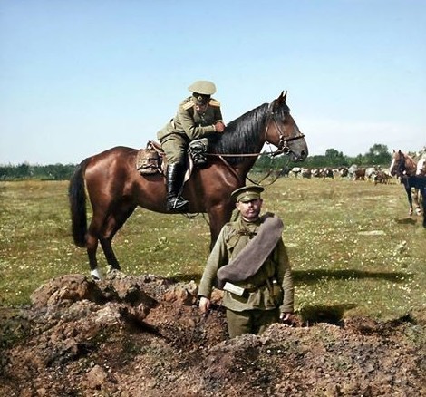  Военнослужащие Гроховского полка у воронки от снаряда. 1914 г.