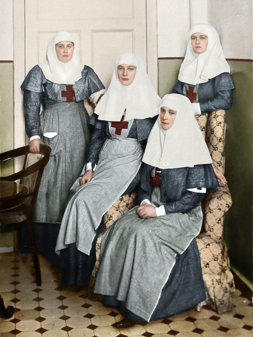 Сестры Романовы с царицей Александрой работают в военном госпитале во время Первой мировой войны.