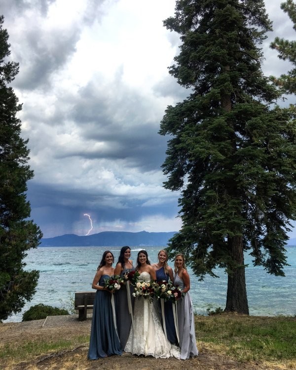 Невеста с подружками на фоне молнии 