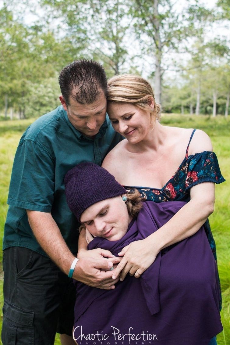 Муж и жена устроили новорожденную фотосессию.. с 21-летним сыном!