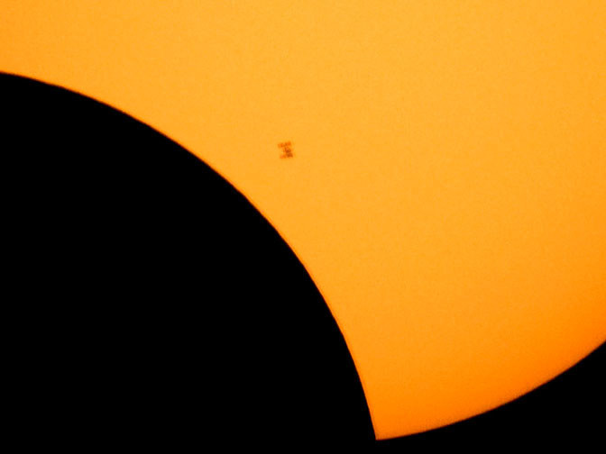 На этой фотографии видно Международную космическую станцию на фоне частичного солнечного затмения.