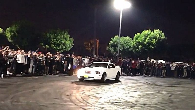 В Калифорнии Ford Mustang влетел в толпу зрителей