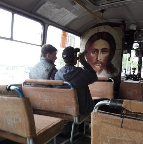 Портреты Иисуса используют как украшения 
