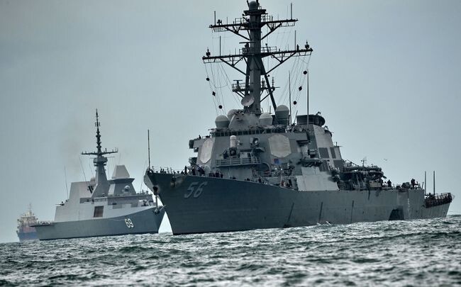 Очередное столкновение эсминца США с танкером, уже третье за это лето. (20.08.2017)