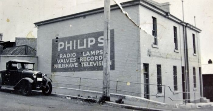  14. В 1930-е годы Philips & Co. производила лампочки и радиоприемники и все еще производит их.