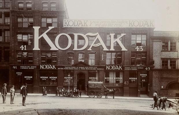 21. Kodak.4 сентября 1888 года Джорж Истмен зарегистрировал торговую марку. В 1890 году начались продажи фотоаппарата с плёнкой на 48 кадров. 
