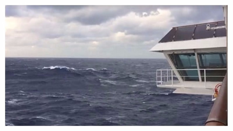 Круизный корабль попал в шторм: фотографии очевидцев