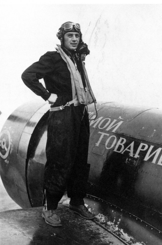 Майор Хуберт Земке, немец по национальности, командир американской 56 Fighter Group, базировавшейся в Англии, стоит на крыле своего P–47C Thunderbolt с именем собственным "Мой Товарищ".  Великобритания, 1943 год.